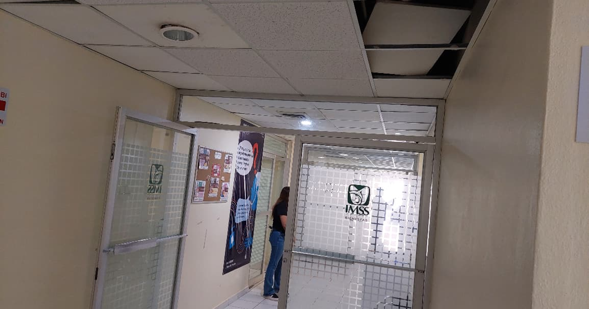 Pasillo del Hospital General IMSS Bienestar en Guamúchil con puerta del IMSS y tablón de anuncios.