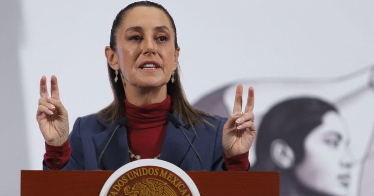 Claudia Sheinbaum hablando en un podio con el escudo de México, destacando la humildad política.