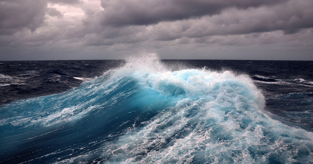 Mar agitado con olas grandes y cielo nublado, relacionado con la tormenta Ivo.