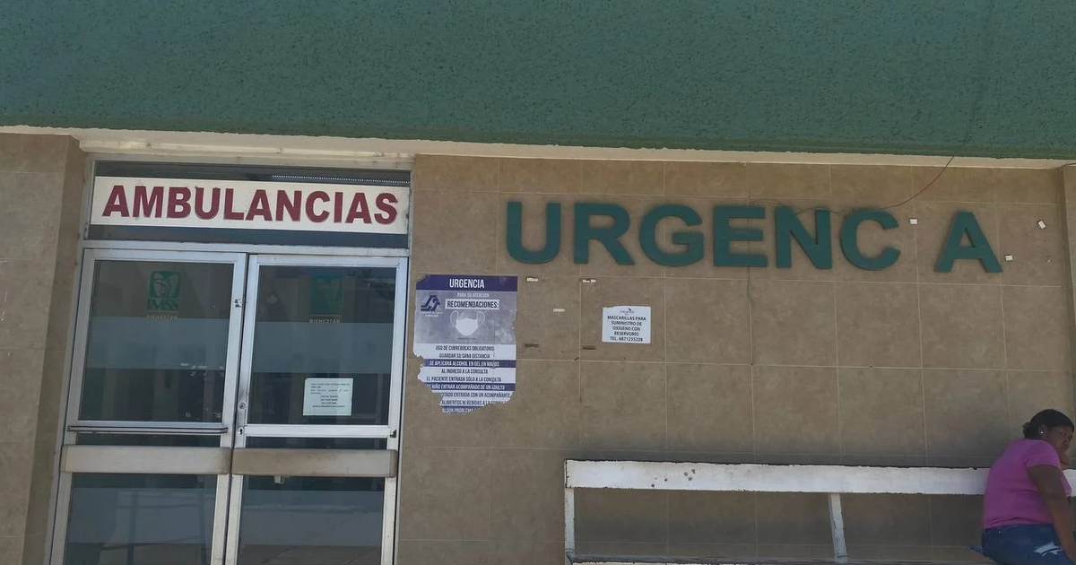 Fachada del Hospital IMSS Bienestar en Guasave con señalización de urgencias y ambulancias.