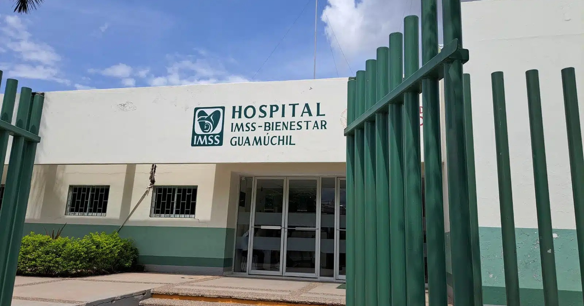 Fachada del Hospital IMSS-Bienestar Guamuúchil con cielo azul y nubes