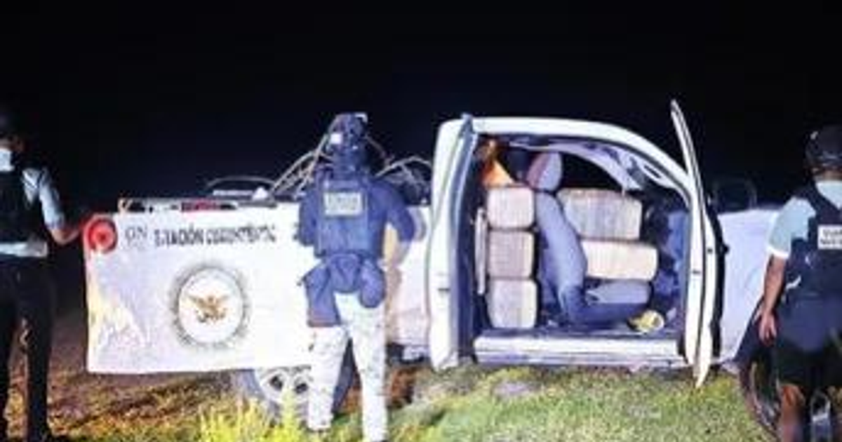 Camioneta blanca inspeccionada por agentes de seguridad en operativo nocturno en Michoacán