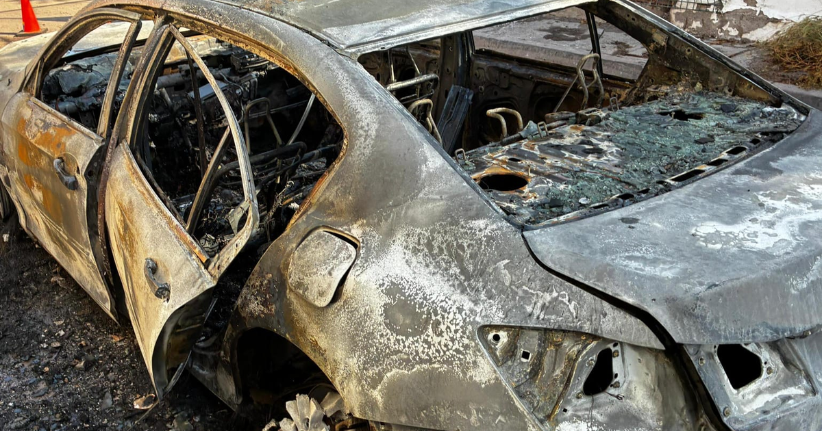 Honda Accord dañado por incendio en Los Mochis, con interior quemado y carrocería afectada.