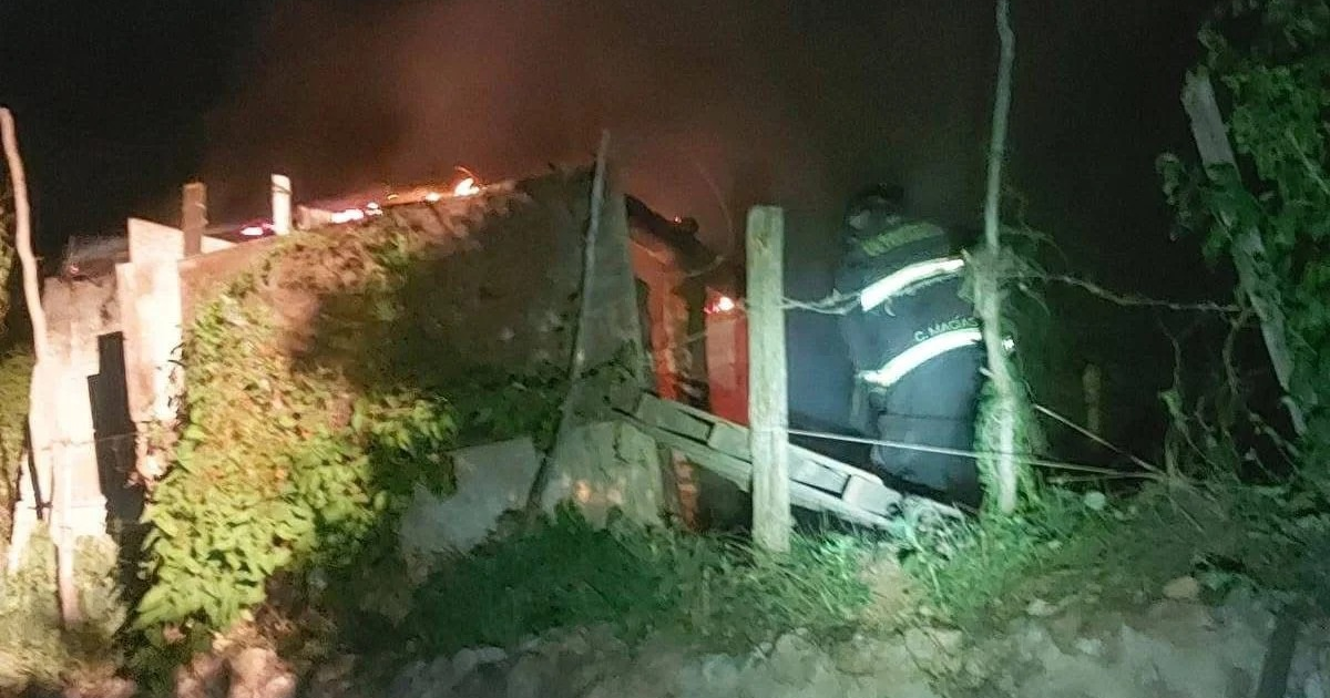 Bombero combatiendo incendio nocturno en Mazatlán