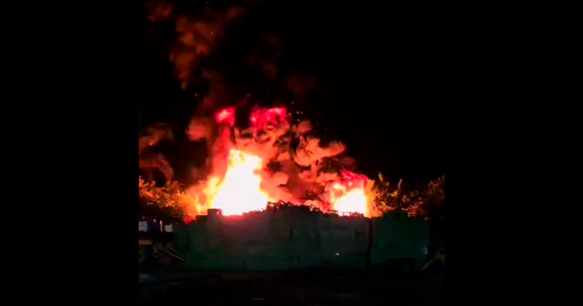Incendio nocturno en almacén de tarimas en Ahome, con llamas y humo visibles.