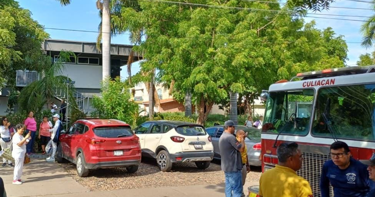 Bomberos y personas reunidas en Culiacán tras conato de incendio en clínica ISSSTE.
