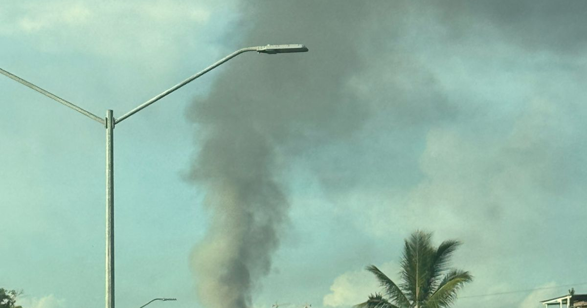 Columna de humo en Mazatlán tras incendio en bodega de productos plásticos y llantas.