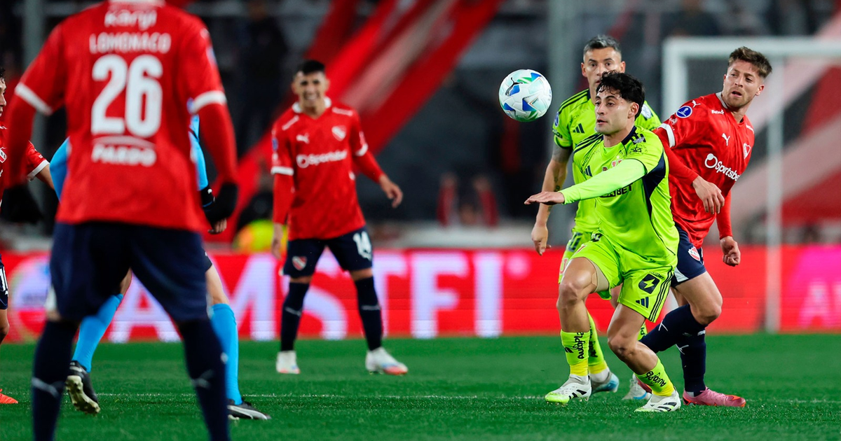 Jugadores de fútbol en acción durante el partido Independiente de Avellaneda vs. Universidad de Chile, Copa Sudamericana.