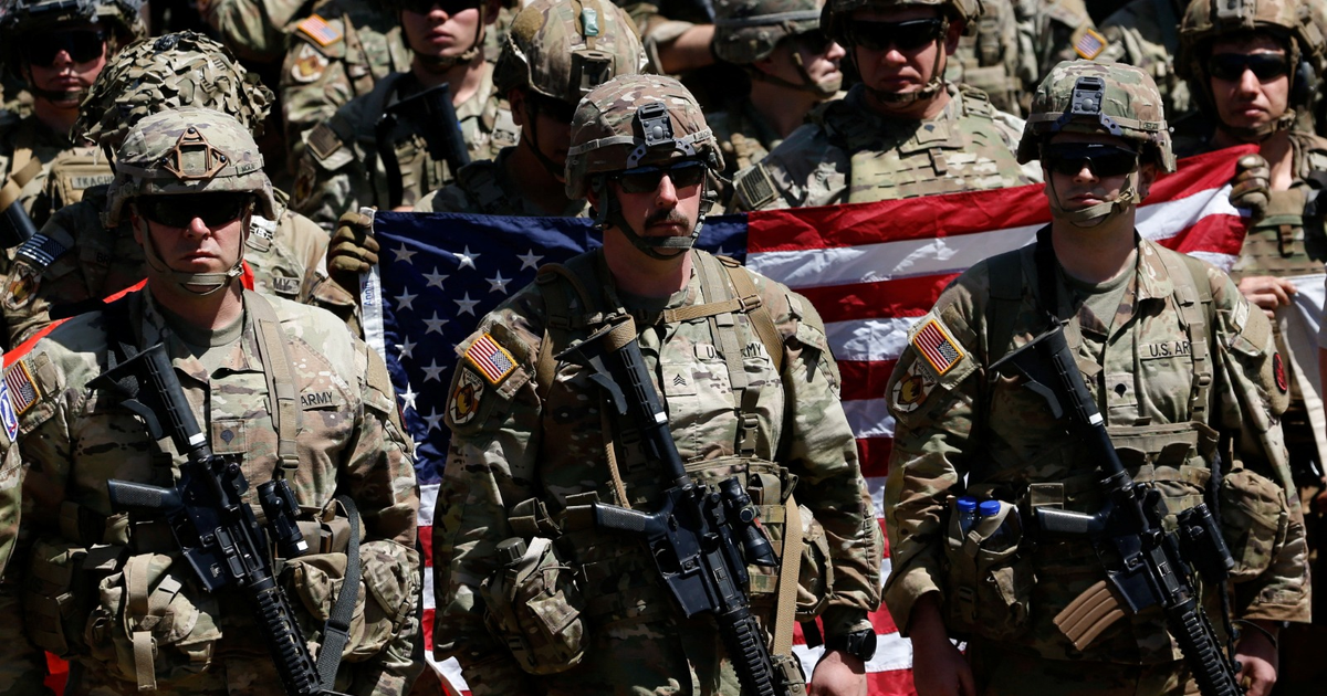 Soldados en formación con bandera estadounidense en evento militar