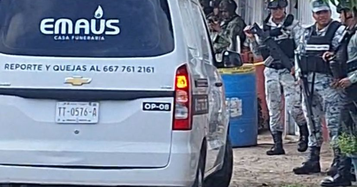 Van de casa funeraria Emaús rodeada por fuerzas de seguridad en Navolato, Sinaloa.