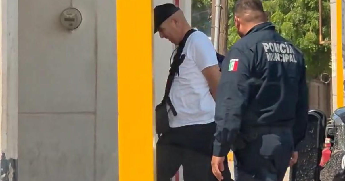 Oficial de policía deteniendo a un hombre en Los Mochis, Sinaloa