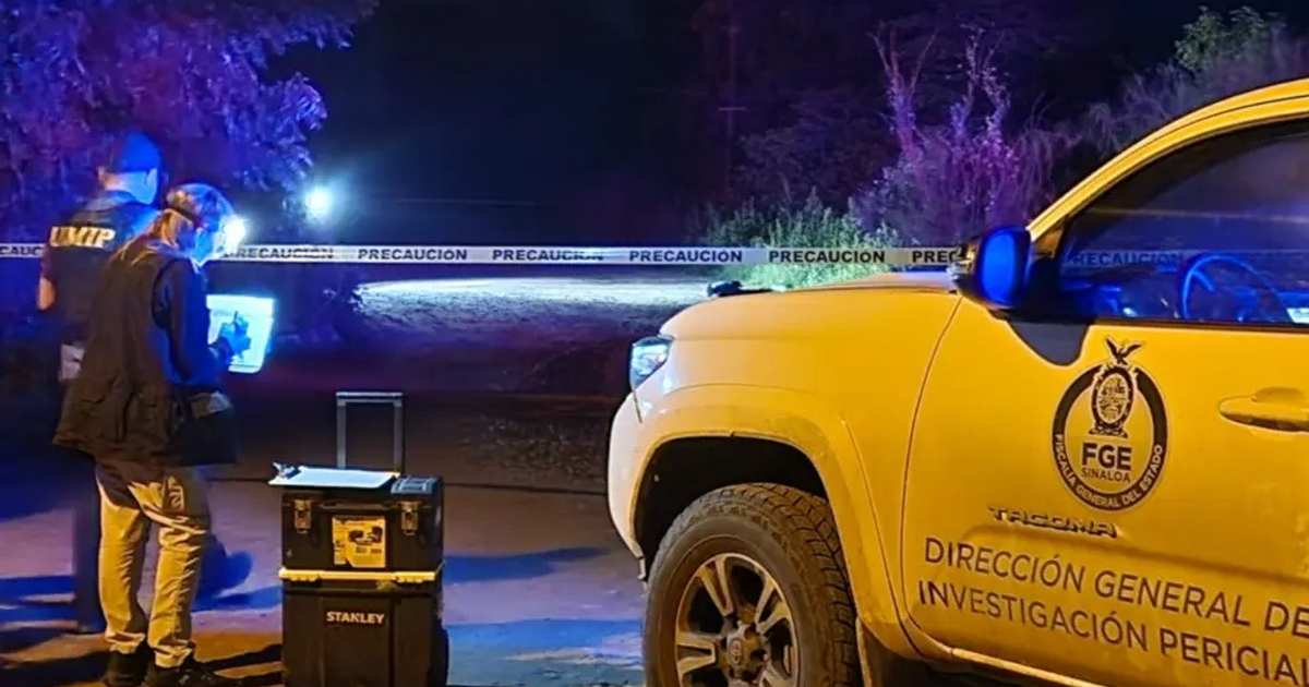 Escena de crimen en Navolato con vehículo de investigación y cintas de precaución