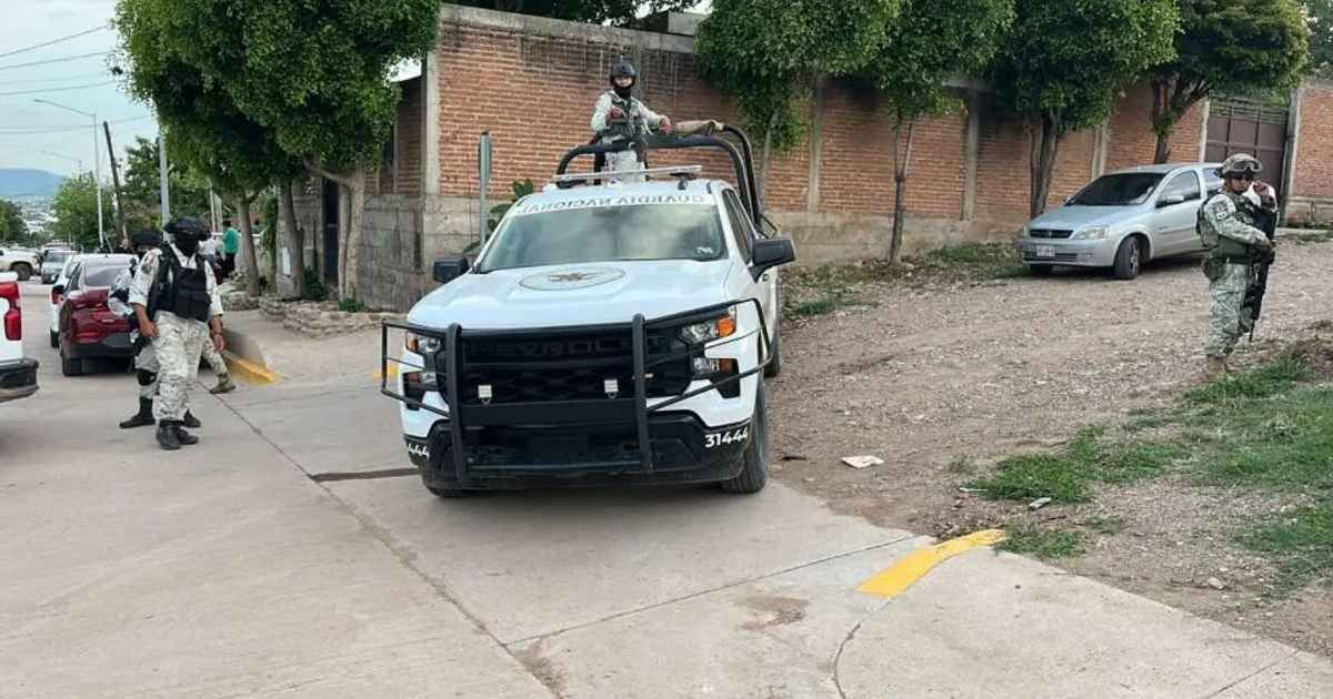 Camioneta de policía y agentes de seguridad en Culiacán tras incidente violento