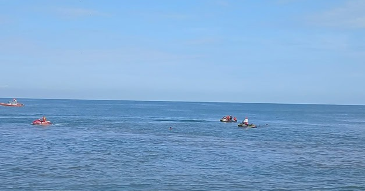Mar tranquilo en Mazatlán con embarcaciones bajo cielo despejado