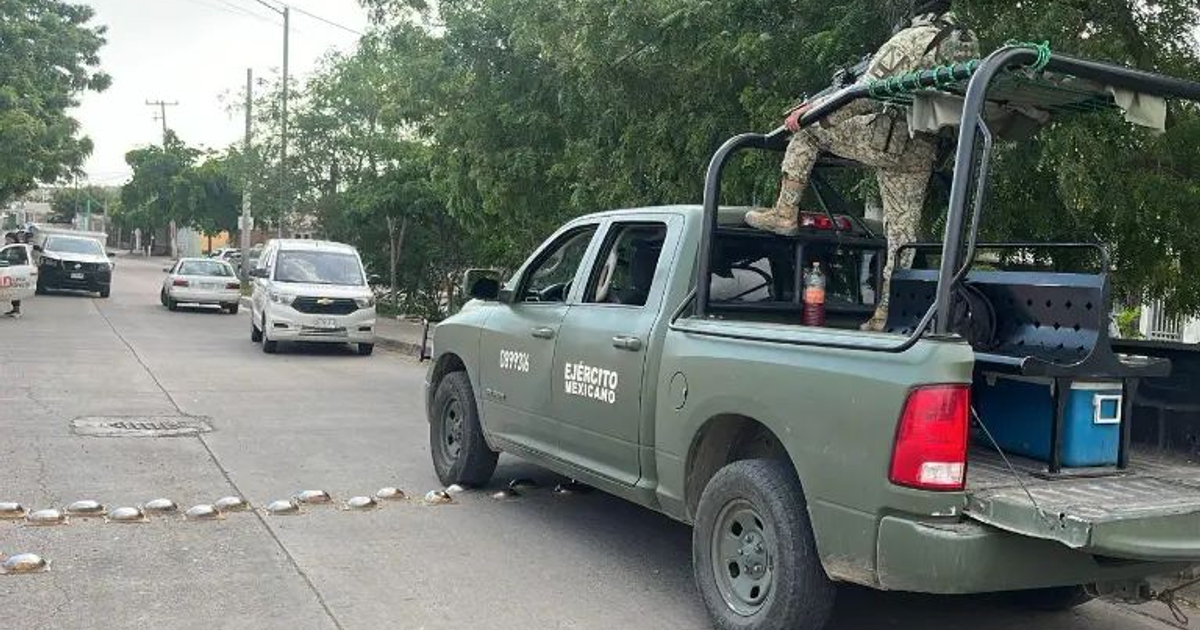 Camioneta del Ejército Mexicano en operativo en Culiacán, con soldado y objetos en el pavimento.