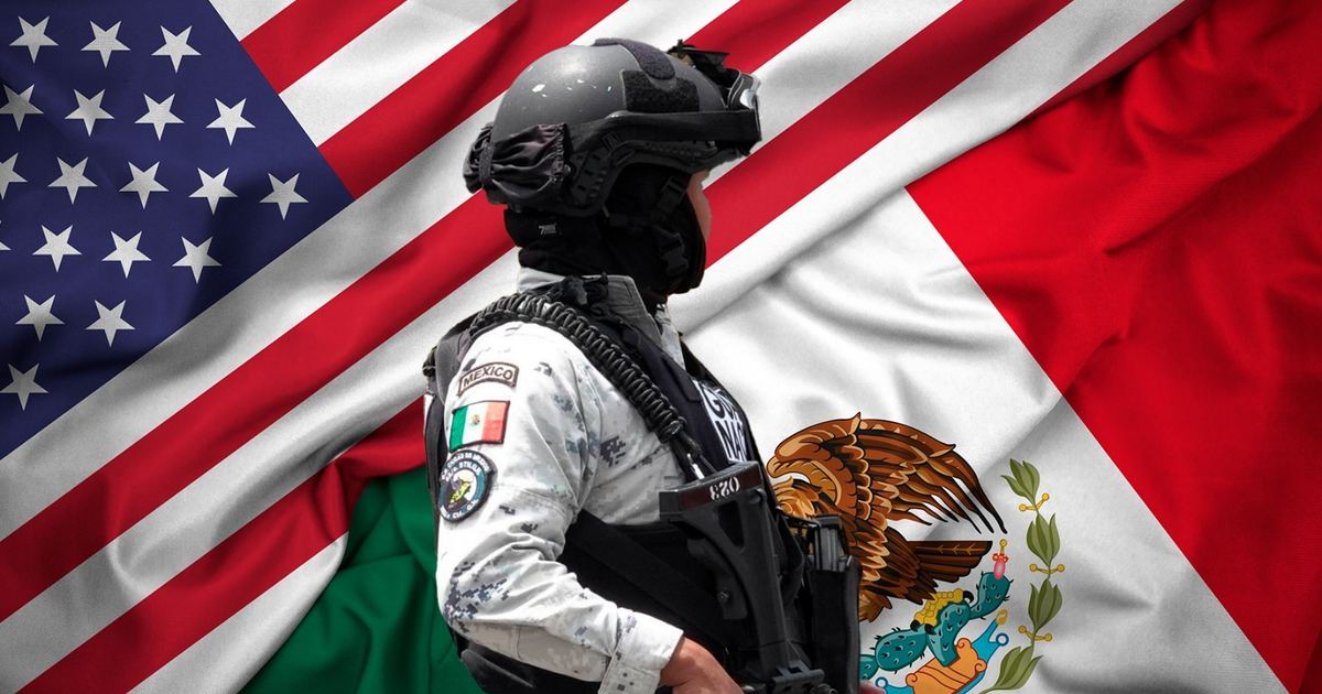 Oficial de seguridad con banderas de Estados Unidos y México al fondo, simbolizando cooperación internacional.