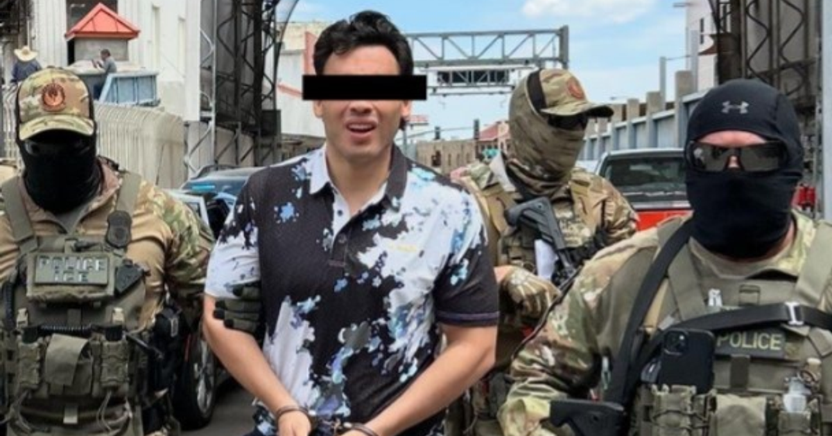 Julio César Chávez Jr. detenido por hombres uniformados en un contexto judicial