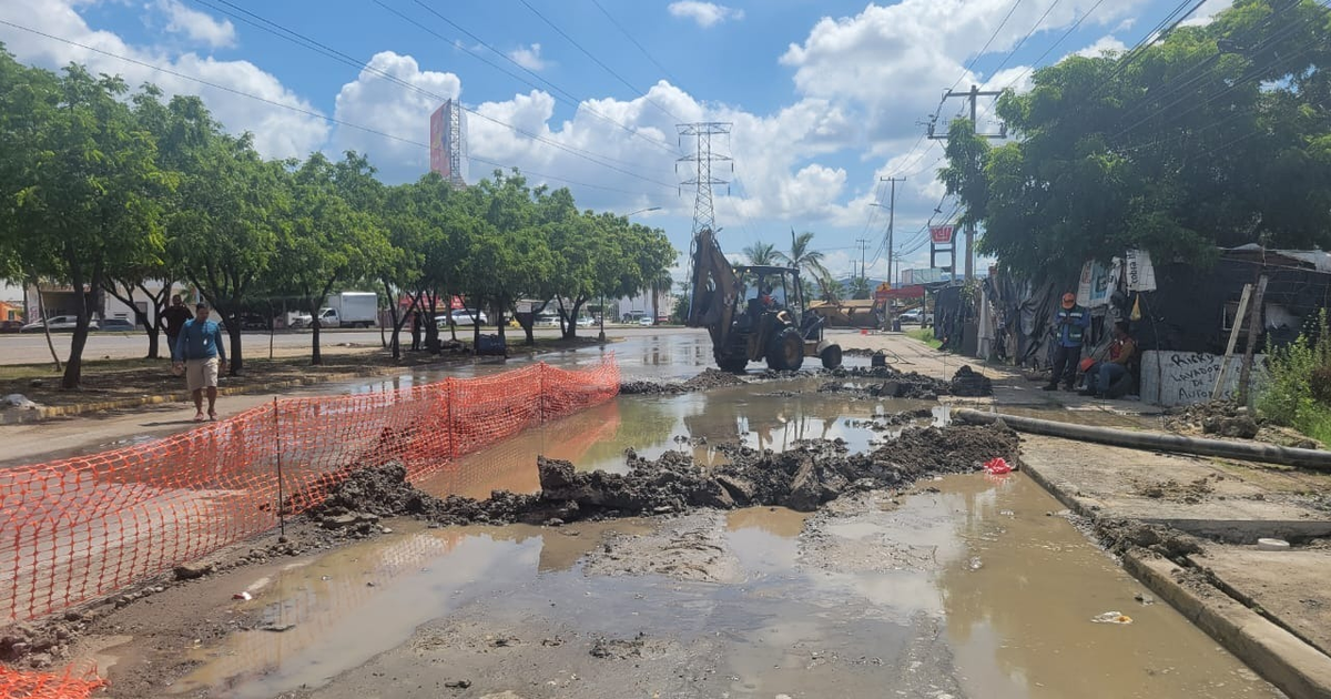 Reparación de tubería de agua en Mazatlán con maquinaria pesada y valla de seguridad