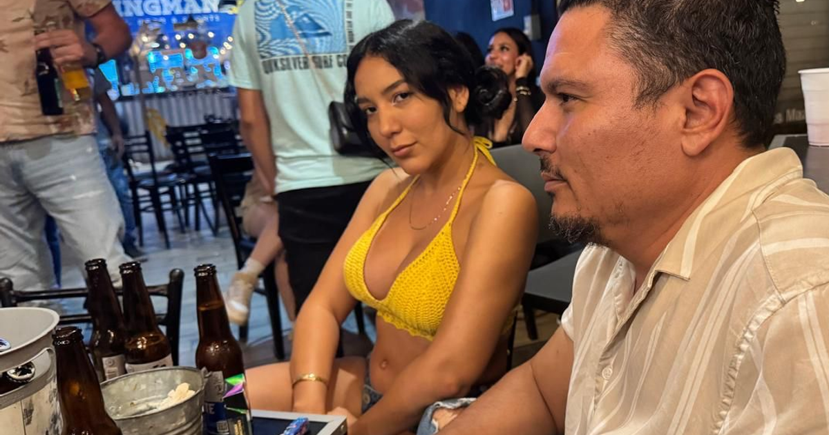 Kari Morfy, influencer mazatleca, vendiendo tejuino en las calles de Mazatlán.