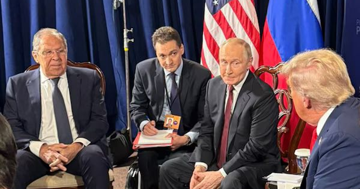 Serguéi Lavrov con sudadera CCCP en reunión diplomática en Anchorage