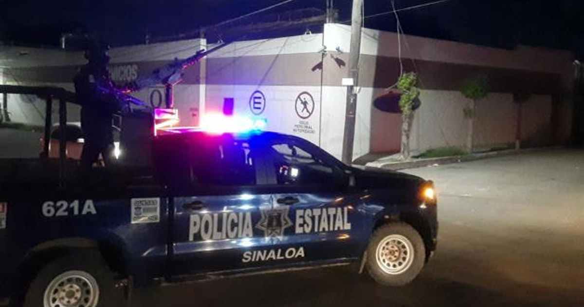 Vehículo policial de Sinaloa con luces de emergencia durante operativo nocturno en Culiacán.