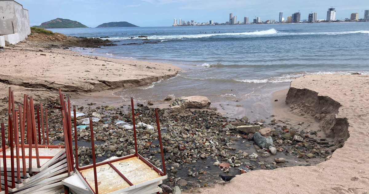 Playa de Mazatlán con escombros y estructuras tras lluvias intensas