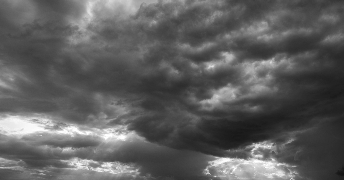 Cielo nublado en blanco y negro con nubes grises, presagiando lluvias en Sinaloa.