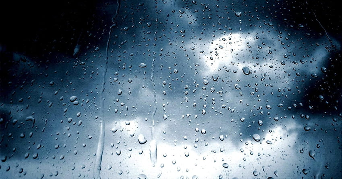 Cristal con gotas de lluvia y nubes de tormenta en San Ignacio, Sinaloa