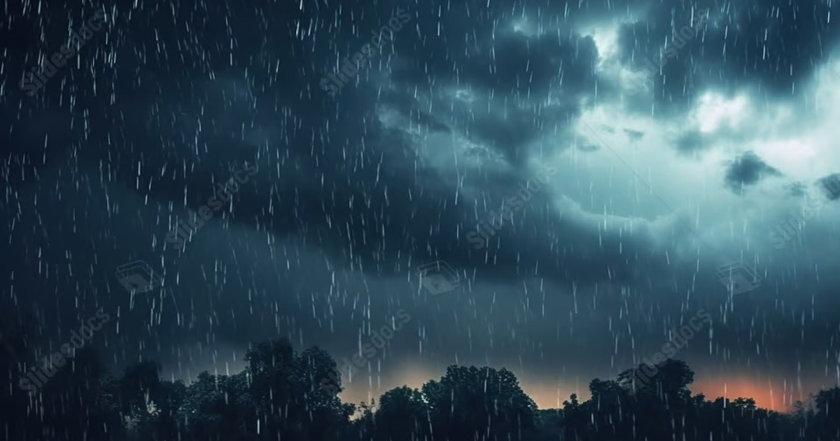 Paisaje oscuro y nublado con lluvia en Ahome, Sinaloa, mostrando gotas de agua y siluetas de árboles bajo un cielo gris.