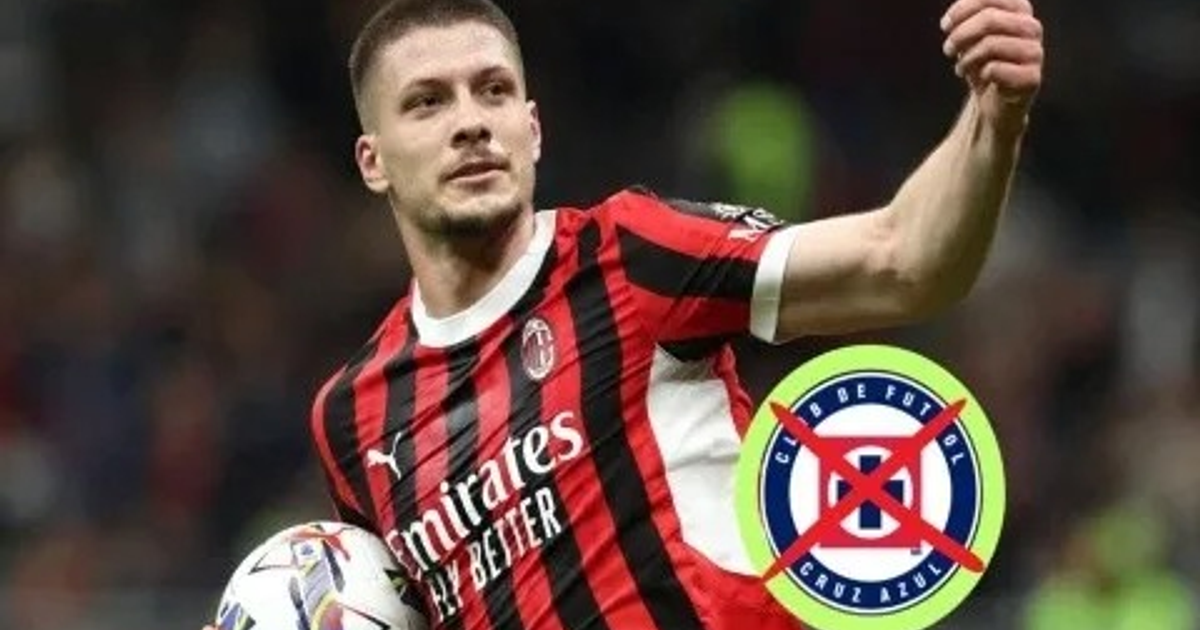 Futbolista celebrando con camiseta de rayas rojas y negras, logo prohibido