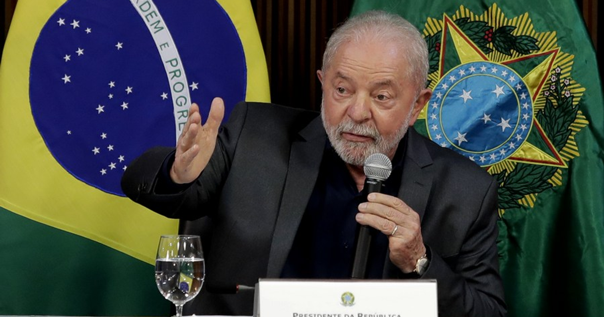 Presidente de Brasil hablando en un evento con banderas de fondo, abordando tensiones comerciales con EE.UU.