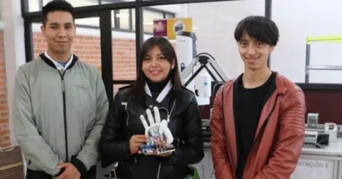 Estudiantes de Ingeniería Mecatrónica con prototipo de mano robótica para LSM en laboratorio.