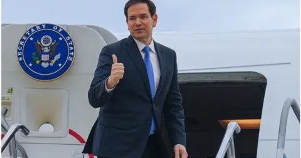 Marco Rubio, secretario de Estado de EE. UU., con pulgar arriba frente a un avión oficial