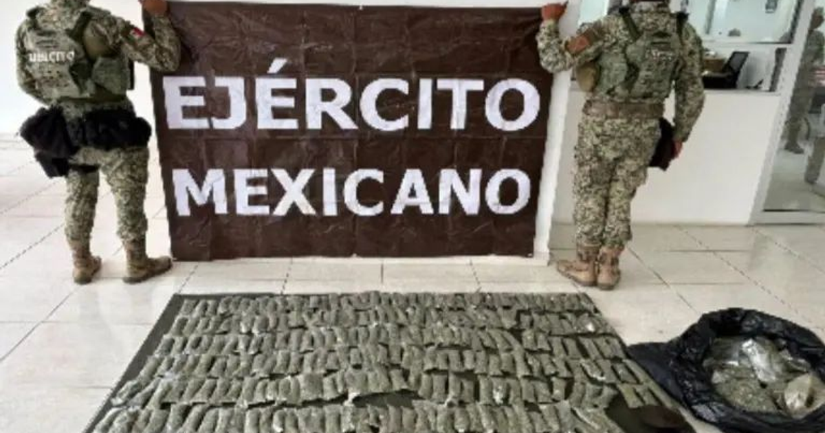 Soldados del Ejército Mexicano con paquetes incautados en Laguna Colorada