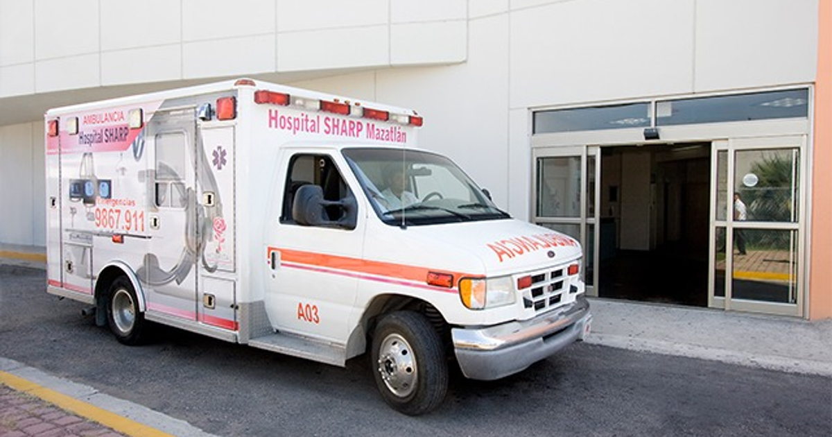 Ambulancia del Hospital SHARP Mazatlán estacionada en un entorno urbano