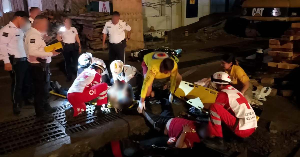 Rescatistas y personal médico atienden a heridos en accidente de motocicleta en Mazatlán