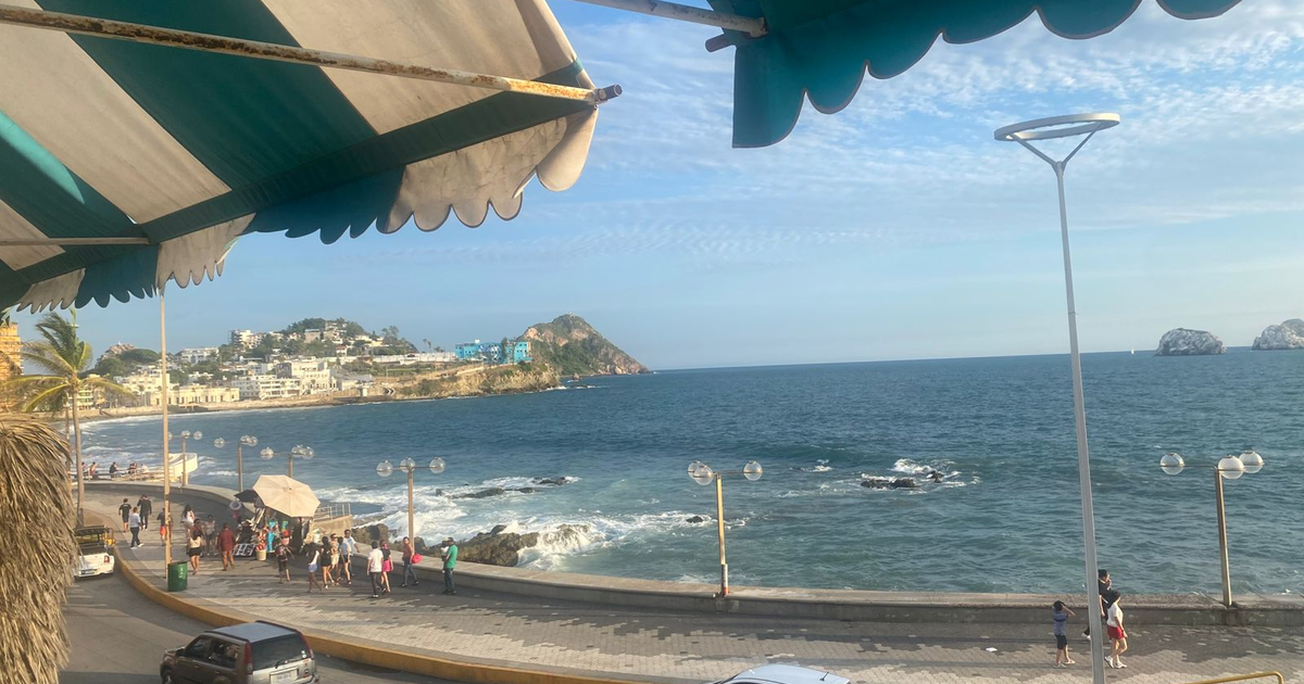 Vista costera de Mazatlán con mar, olas y paseo junto al agua
