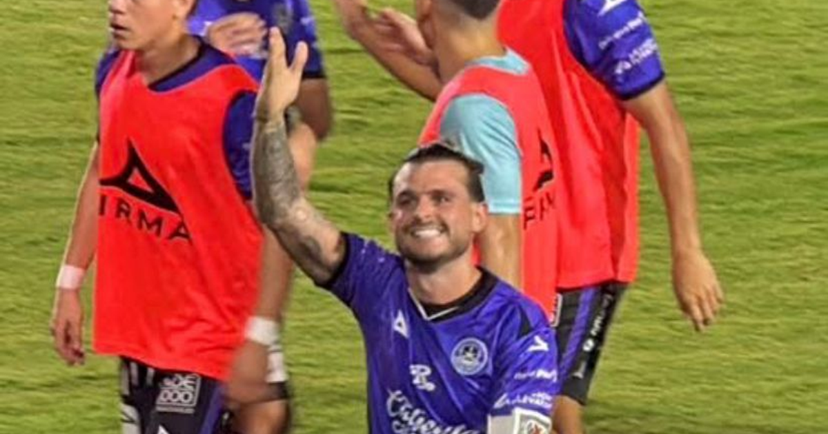 Jugadores de Mazatlán FC en entrenamiento, camaradería en el campo
