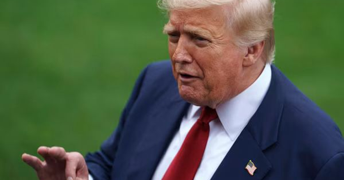 Agricultor trabajando en un campo de cultivo, simbolizando la importancia de los trabajadores migrantes en la agricultura.