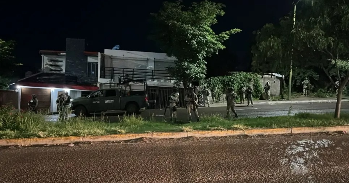 Operativo nocturno en Culiacán con militares alrededor de un vehículo