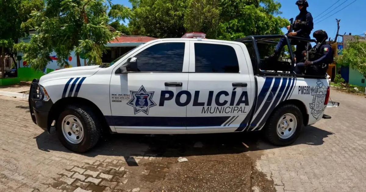 Camioneta de la Policía Municipal con oficiales en operativo de recuperación de vehículo robado en Mazatlán.