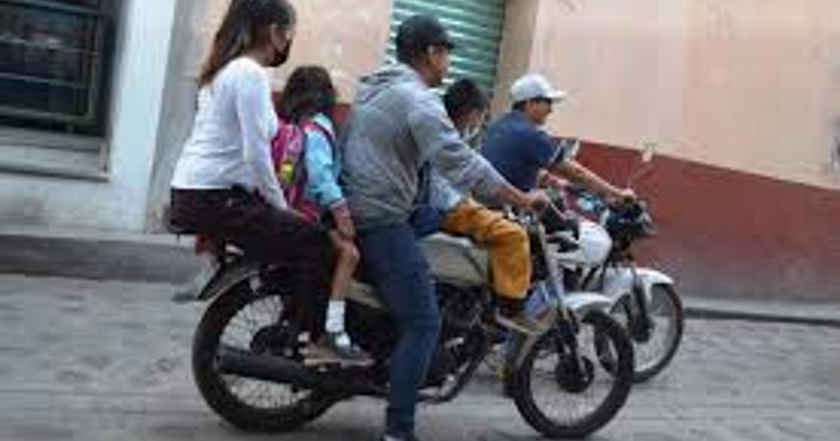 Motociclistas en la ciudad con medidas de seguridad vial