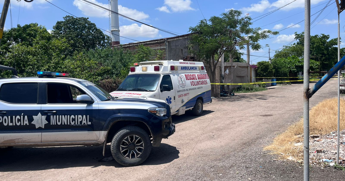 Vehículo policial y ambulancia en escena de crimen en Aguaruto, Culiacán