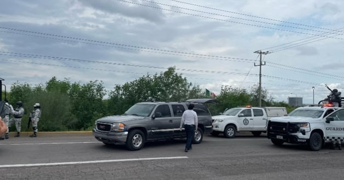 Vehículos y fuerzas del orden en carretera México 15 tras accidente mortal de ciclista.