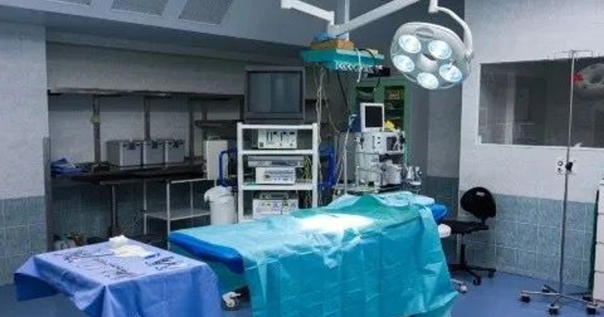 Quirófano con mesa de operaciones y equipos médicos en clínica privada