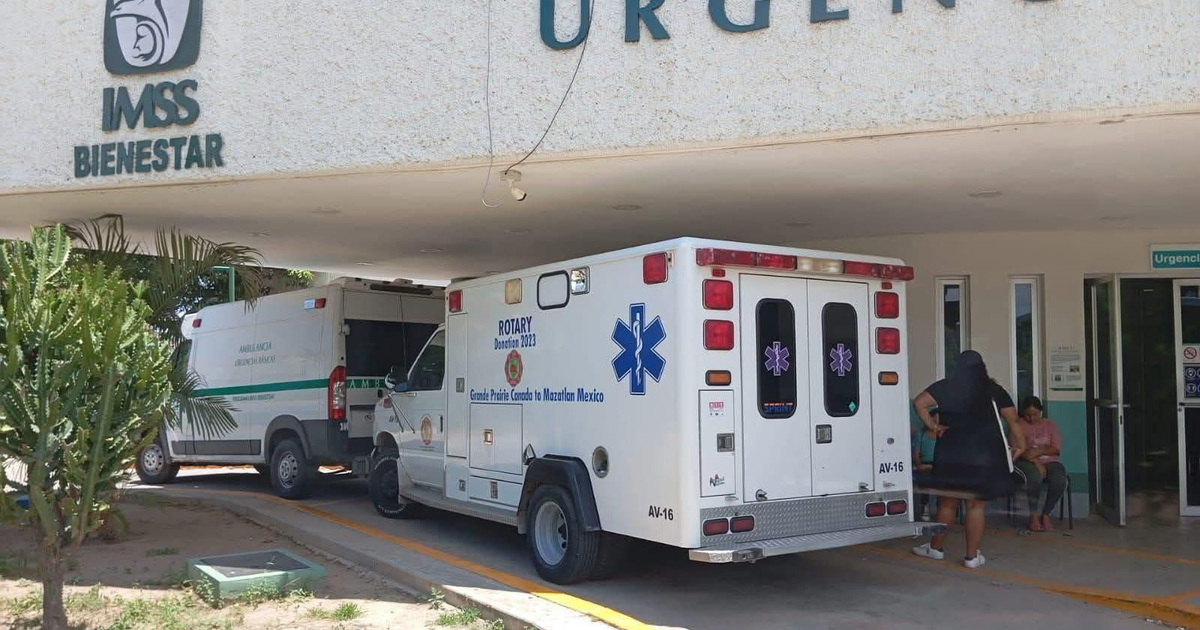 Entrada del centro de urgencias del IMSS 'Bienestar' con ambulancias y personas en la entrada.