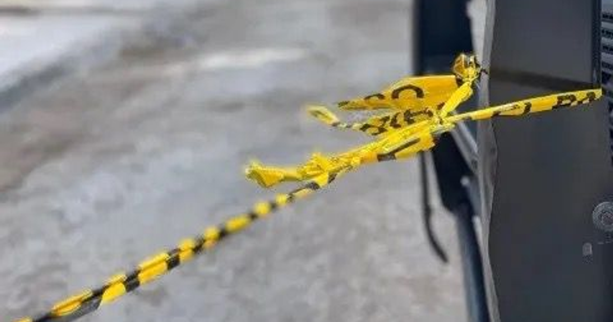 Cinta de advertencia amarilla y negra en escena de crimen en Tijuana