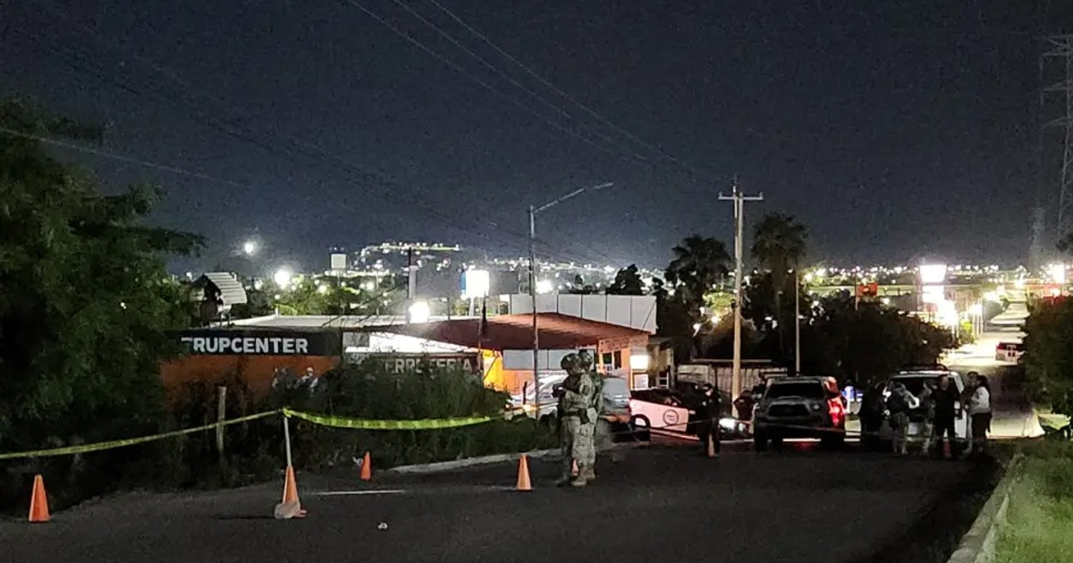 Escena nocturna del crimen en Culiacán con presencia militar y patrullas
