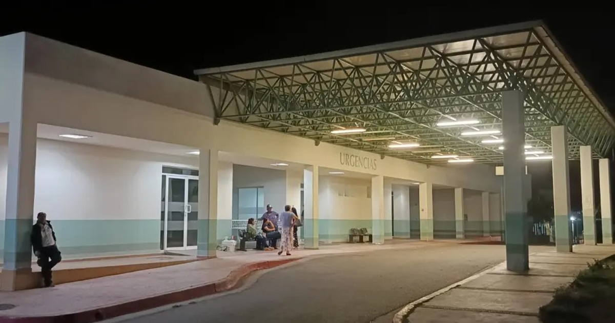 Entrada de urgencias del Hospital General de Eldorado de noche con personas y luces encendidas.