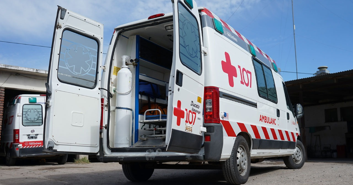 Ambulancia de Cruz Roja con puerta abierta y equipo médico visible, relacionada con accidente en Culiacán.